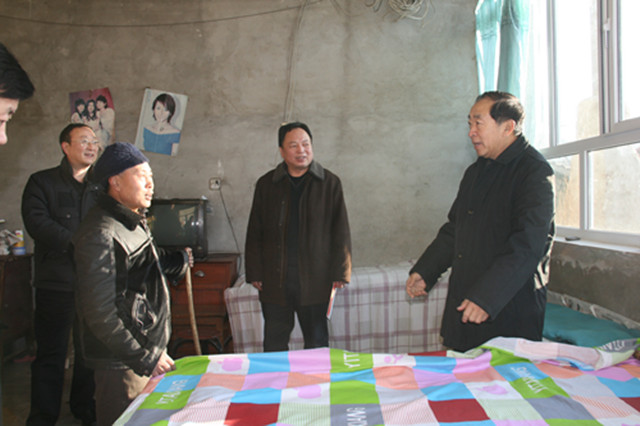 图为：市人大常委会副主任赵凤山慰问顺义区残疾人困难户