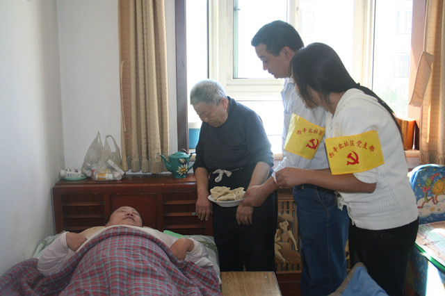 图为：旺泉街道残联送美食到残疾人家中