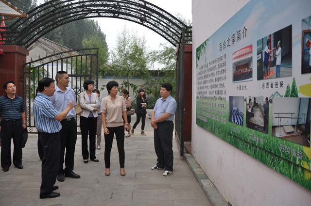图为：市委信息处处长周家雷一行对顺义区前礼务村温馨家园进行调研