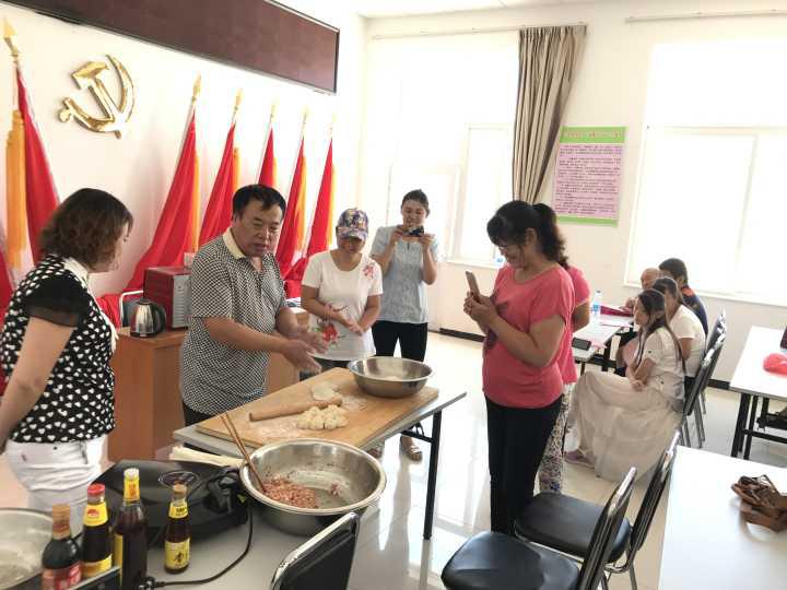 图为活动现场
