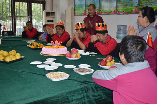 图为生日会现场