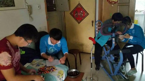 图为入户服务现场