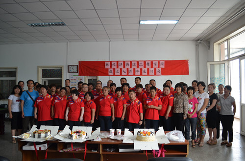 图为生日会现场
