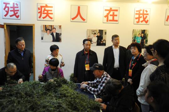 图为区人大领导在职康站视察残疾人工作