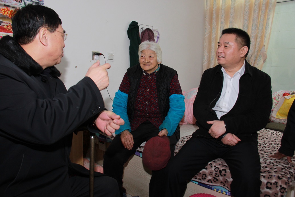 图为与残疾人交谈