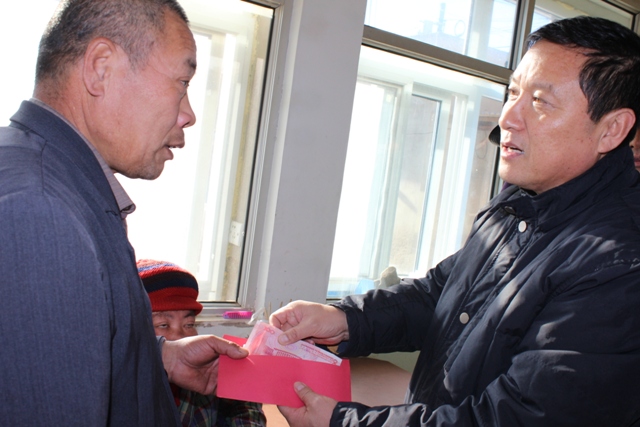 图为慰问特困残疾人家庭现场