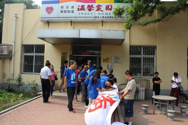 图为  主题签名活动现场