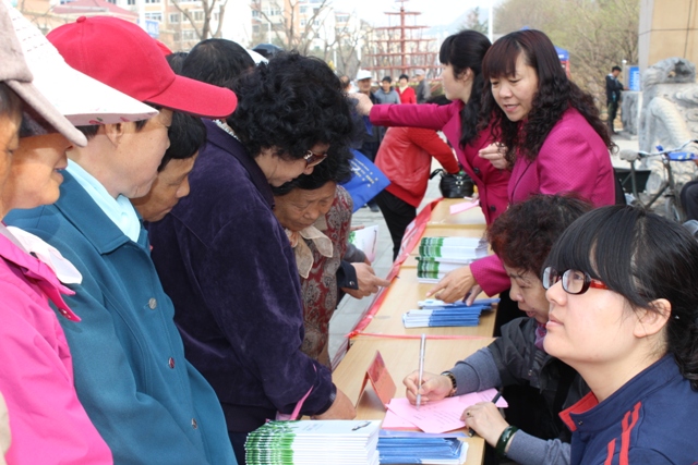 图为  宣传咨询活动现场