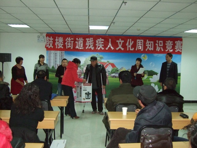 图为  县残联领导为获奖选手颁奖