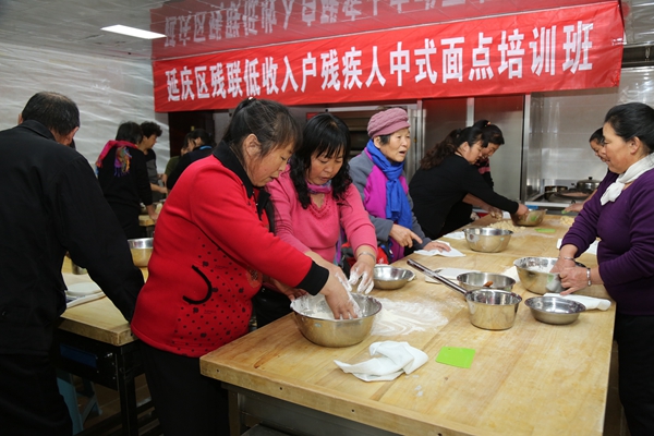 学员们正在亲手制作