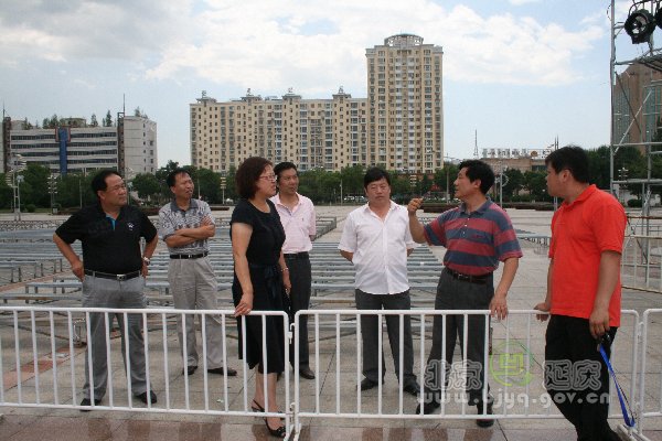 图为：查看演出现场