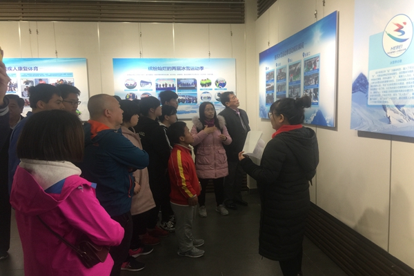图为参观冬残奥主题展