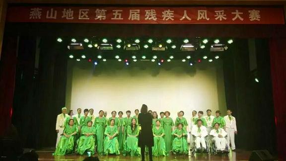 图为残疾人演出