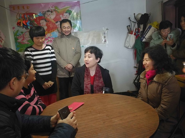 欧玲副理事长和残疾人亲切交谈