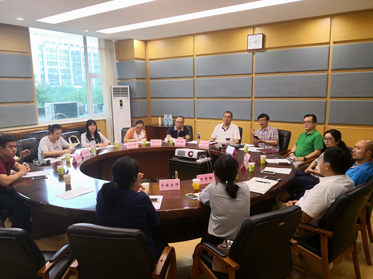 大家对于聋协2019年工作规划展开讨论