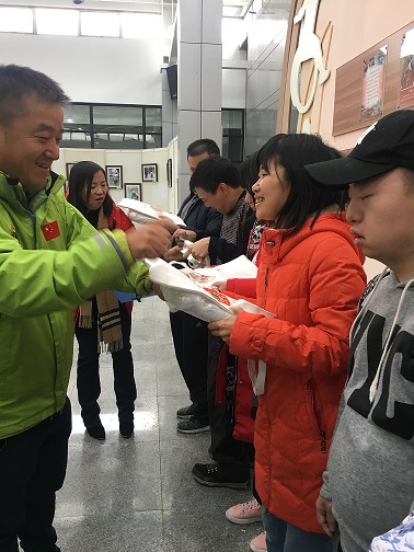 北京市智力残疾人及亲友协会举办智力残疾人迎接“国际残疾人日”趣味运动会