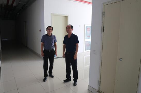 图为刘全新察看回龙观残疾人老年人养护照料中心建设情况