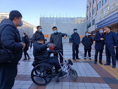 市残联党组书记郭旭升到东城区王府井商圈调研无障碍环境建设情况