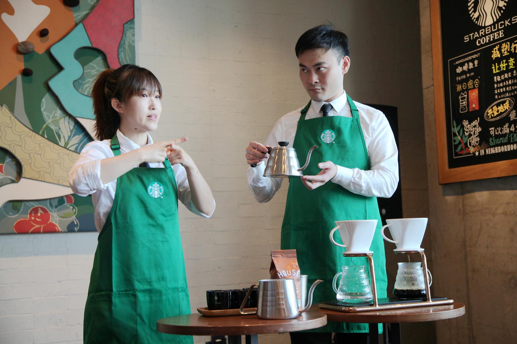 聋人员工展示工作技能