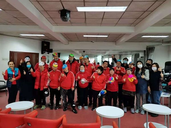 图为与清源街道温馨家园残疾朋友们合影留念