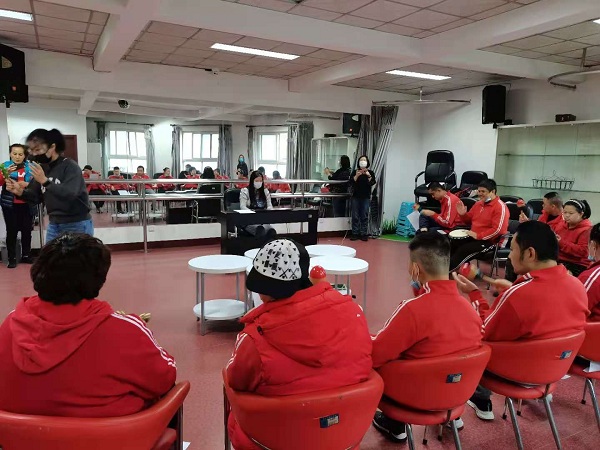 图为组织清源街道温馨家园残疾朋友们合唱歌曲现场