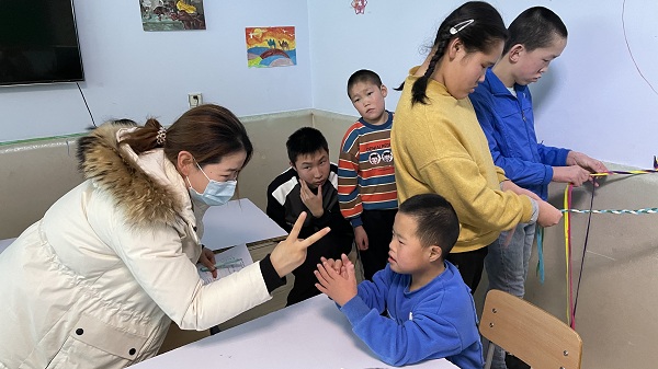 图四 对正蓝旗智力残疾儿童进行康复指导