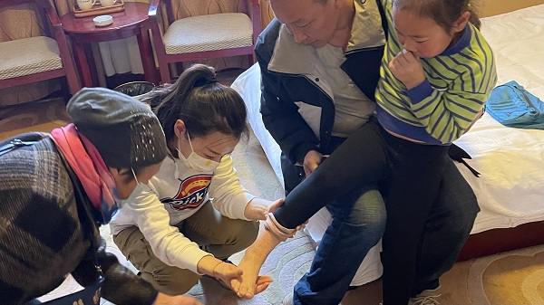 图五 对正镶白旗肢体残疾儿童进行康复评估