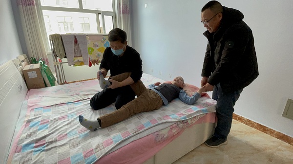 图六 为正蓝旗肢体残疾儿童上门康复指导