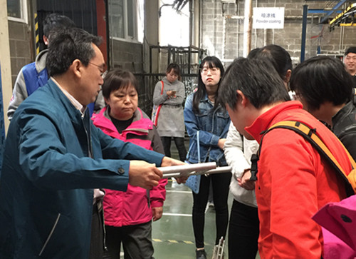 图为学员参观辅具生产厂家