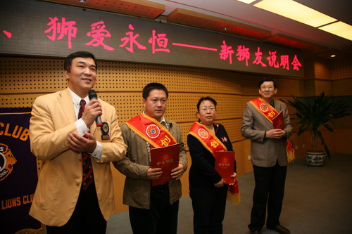 图为北京会员管理委员会主席王平向圆梦、挚友、高洪等三支服务队队长佩戴绶带、颁发证书