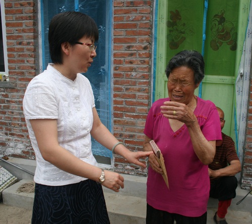 图为北京市残疾人福利基金会秘书长李雪梅走访慰问重残低保户家庭