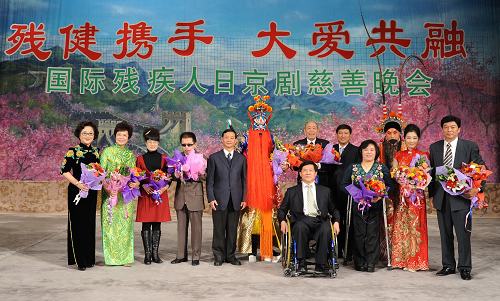 图为与会领导与演出人员合影