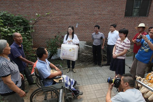 图为著名京剧演员姜亦珊走访慰问贫困残疾人